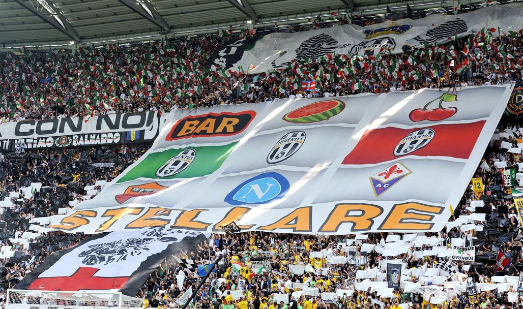 Esplode la gioia allo Juventus Stadium di Torino per il 30 scudetto della Juve (Ansa)